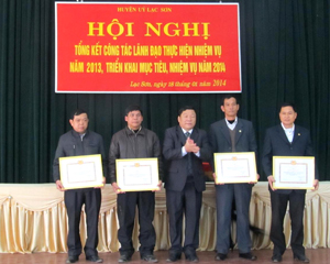 BTV Huyện ủy Lạc Sơn khen thưởng 4 chi bộ trực thuộc Đảng uỷ cơ sở “trong sạch vững mạnh tiêu biểu” 3 năm liên tục.