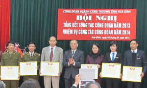 Đại diện Công đoàn Công thương Việt Nam trao bằng khen cho các tập thể và cá nhân có nhiều thành tích công tác Công đoàn năm 2013.