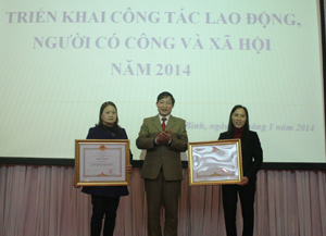 Thừa uỷ quyền của Thủ tướng Chính phủ, đồng chí Bùi Văn Cửu, Phó Chủ tịch UBND tỉnh trao bằng khen của Chính phủ cho 2 cá nhân thuộc ngành.