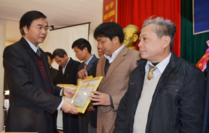 Đồng chí Hoàng Văn Tứ, Giám đốc Sở Nông nghiệp và PTNT tỉnh tặng giấy khen cho các tập thể, cá nhân.