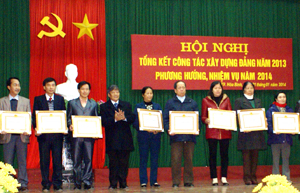 Đồng chí Trần Văn Hoàn, UVBTV Tỉnh uỷ, Bí thư Thành uỷ Hoà Bình tặng giấy khen cho các chi bộ trực thuộc đảng uỷ cơ sở đạt tiêu chuẩ TSVM 3 năm liền.