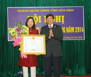 Thừa ủy quyền, đồng chí Trần Đăng Ninh, Phó Chủ tịch UBND tỉnh trao tặng bằng khen của Thủ tướng Chính phủ cho cá nhân có thành tích xuất sắc trong thực hiện công tác chuyên môn.