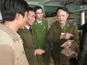 Đội QLTT số 5 Lạc Sơn tăng cường đấu tranh chống buôn lậu, kinh doanh hàng giả, góp phần ổn định thị trường dịp Tết.
