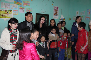 Các thành viên đoàn công tác trong buổi đến thăm, tặng quà lớp GD đặc biệt của cô giáo Lê Thị Chiến.