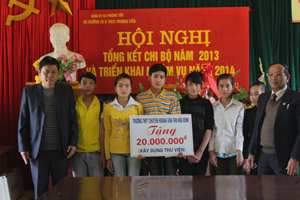 Đại diện trường THPT chuyên Hoàng Văn Thụ trao số tiền hỗ trợ cho nhà trường.
