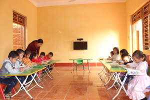 Trẻ em xóm Dối, Bình Tiến (xã Dân Hạ) trong ngôi trường mới được khánh thành.