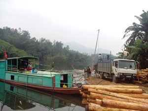 Mực nước hồ Hòa Bình thất thường nên dịch vụ bốc dỡ hàng ở xã Bình Thanh (Cao Phong) hạn chế.