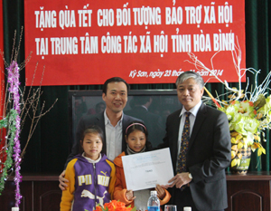 Đồng chí Doãn Mậu Diệp, Thứ trưởng Bộ LĐ-TB&XH trao quà Tết cho Trung tâm Công tác xã hội tỉnh.