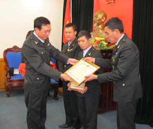 Đồng chí Nguyễn Đức Hạnh, Phó Tổng thanh tra Chính phủ trao Kỷ niệm chương Vì sự nghiệp thanh tra cho các cá nhân có nhiều đóng góp cho công tác thanh tra của tỉnh.