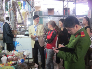 Nhiều lỗi vi phạm về nhãn hàng hóa đã được đoàn thanh, kiểm tra liên ngành ATTP thành phố Hoà Bình phát hiện tại các chợ truyền thống (Ảnh tại chợ Thái Bình).