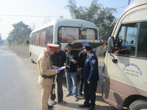 Lực lượng CSGT và Thanh tra giao thông phối hợp tuần tra kiểm soát và xử lý nghiêm các vi phạm trong vận tải hành khách.