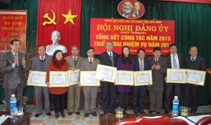 Lãnh đạo Đảng uỷ Khối CCQ tỉnh tặng giấy khen cho các TCCS Đảng đạt danh hiệu TSVMTB năm 2013.