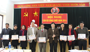 Lãnh đạo Ban Tổ chức Tỉnh ủy khen thưởng 9 cá nhân đạt danh hiệu “Chiến sĩ thi đua cơ sở”.