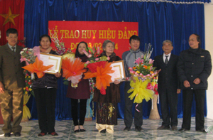 Lãnh đạo Đảng uỷ phường Chăm Mát trao Huy hiệu Đảng cho các đảng viên.
