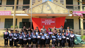 Đại đức Thích Minh Hiếu, Trưởng Ban từ thiện, Hội Phật giáo tỉnh và MTTQ tỉnh, Công ty Việt - Hoa Hà Nội trao quà cho học sinh trường Tiểu học Tiền Phong B (Đà Bắc).