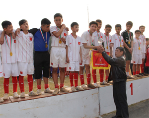 Lãnh đạo Sở GD&ĐT trao cờ và cúp vô địch cho đội nam THCS phòng GD&ĐT TP. Hoà Bình.