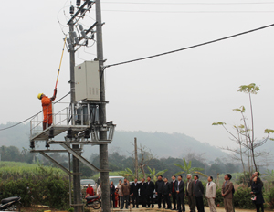 Đồng chí Trần Đăng Ninh – Phó Chủ tịch UBND tỉnh cùng lãnh đạo các sở, ngành và nhân dân xóm Vành, xã Mông Hóa chứng kiến đóng điện công trình TBA.