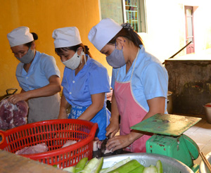Bếp ăn trường mầm non Unicef (TP Hoà Bình) đảm bảo các điều kiện về  vệ sinh ATTP.