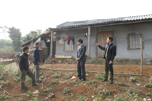 Cán bộ MTTQ xã Xuân Phong (Cao Phong) đến thăm ngôi nhà đại đoàn kết của gia đình anh Bùi Văn Ứng, xóm Nhõi 3.
