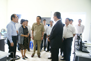 Đồng chí Nguyễn Văn Quang, Phó Bí thư Thường trực Tỉnh ủy, Chủ tịch HĐND tỉnh và lãnh đạo các sở, ngành tìm hiểu hoạt động của Khu công nghiệp Lương Sơn.