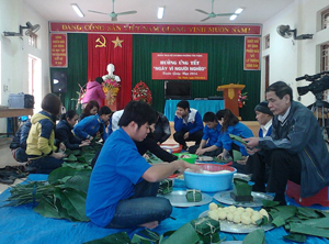 ĐV-TN phường Tân Thịnh gói bánh chưng tặng các hộ gia đình nghèo, cận nghèo trên địa bàn.