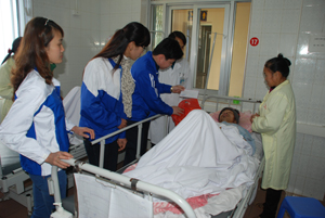 Đoàn tình nguyện trao quà cho các bệnh nhân đang điều trị tại Bệnh viện Đa khoa tỉnh.