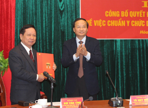 Thay mặt Bộ Chính trị, đồng chí Tô Huy Rứa đã trao Quyết định chuẩn y chức danh Bí thư Tỉnh uỷ đối với đồng chí Bùi Văn Tỉnh.