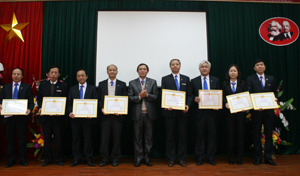 Đồng chí Đoàn Văn Thu, Bí thư Đảng ủy Khối các cơ quan tỉnh trao giấy khen cho 10 đồng chí hoàn thành xuất sắc nhiệm vụ.