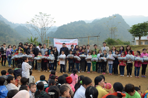 Đại diện CLB Thiền Việt trao quà cho các em học sinh trường tiểu học Tân Dân A, B

