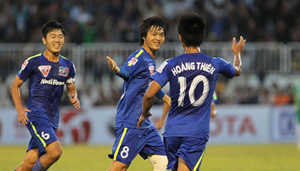 Các cầu thủ trẻ của CLB HA.GL vui mừng sau bàn thắng của Tuấn Anh (giữa). (ảnh minh họa) 

