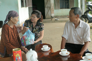 Lãnh đạo Phòng LĐ -TB&XH huyện Kỳ Sơn thăm hỏi, tặng quà  gia đình thương binh Vũ Tuấn Khích, xã Hợp Thành.