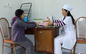 Cán bộ Bệnh viên đa khoa huyện Lương Sơn tư vấn sức khỏe  và xét nhiệm HIV cho phụ nữ trong độ tuổi sinh đẻ.