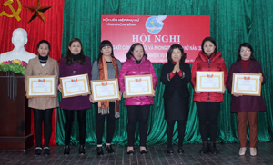 Lãnh đạo Hội LHPN tỉnh khen thưởng các tập thể có thành tích xuất sắc trong phong trào phụ nữ và hoạt động Hội năm 2014.

 

