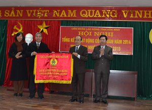 Đại diện tổng LĐLĐ Việt Nam trao cờ thi đua xuất sắc cho LĐLĐ tỉnh. 

