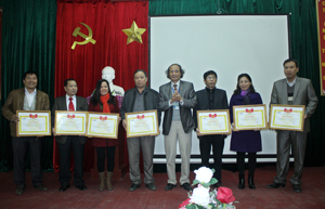 Đại diện lãnh đạo Đài PT&TH tỉnh trao giấy khen cho các tập thể xuất sắc.

