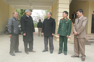Cán bộ Hội đồng Thi đua - Khen thưởng tỉnh trao đổi với lãnh đạo huyện Lạc Thủy về phong trào thi đua - yêu nước trên địa bàn.
