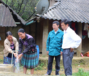 Người dân xóm Pà Cò Con vui đón công trình nước sạch cung cấp về tận hộ gia đình.