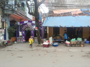 Phông rạp, khu hậu cần lấn chiếm hết đường giao thông, vỉa hè. ảnh được chụp tại đường Huỳnh Thúc Kháng, phường Phương Lâm (TPHB) lúc 14 h15’, ngày 8/1/2015.