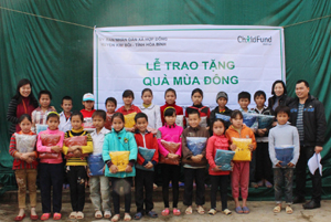 Niềm vui của trẻ em xã Hợp Đồng khi nhận được áo nỉ ấm từ tổ chức ChildFund tại Việt Nam.