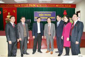 Đồng chí Bùi Văn Khánh, Phó Chủ tịch UBND tỉnh trao đổi với lãnh đạo Chi nhánh NHNN và các ngân hàng trên địa bàn.