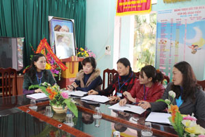 Cô giáo Quản Mai Thanh (ngoài cùng bên trái) lắng nghe ý kiến, đóng góp của cán bộ, giáo viên nhà trường trong chăm sóc giáo dục trẻ.