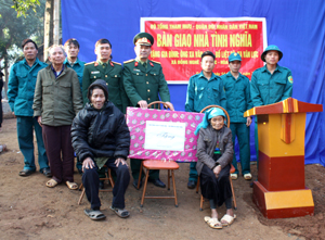 Đại diện đoàn công tác Bộ Tổng tham mưu QĐND Việt Nam trao tặng nhà tình nghĩa cho gia đình liệt sỹ Xa Văn Lực tại xóm Mọc, xã Đồng Nghê.