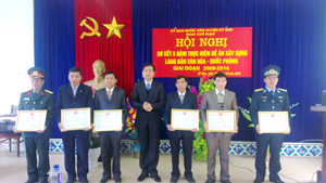 Thực hiện Đề án xây dựng làng văn hóa quốc phòng, huyện Kỳ Sơn đã tặng giấy khen cho 7 tập thể, 4 cá nhân vì đã có thành tích xuất sắc.