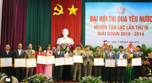 Lãnh đạo UBND huyện Tân Lạc trao giấy khen cho các tập thể có thành tích xuất sắc trong phong trào TĐYN giai đoạn 2010 - 2014.