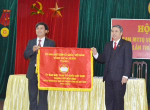Lãnh đạo MTTQ tỉnh trao cờ thi đua xuất sắc cho Ủy ban MTTQ thành phố Hòa Bình.