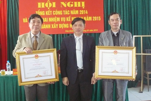 Thừa ủy quyền của Thủ tướng Chính phủ, đồng chí Phó Chủ tịch UBND tỉnh Bùi Văn Khánh đã trao bằng khen cho 2 cá nhân đạt nhiều thành tích xuất sắc trong công tác năm.