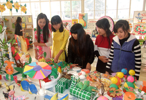 Đông đảo giáo viên, học sinh đến thăm quan gian trưng bày đồ dùng học tập.