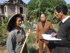 Thúc đẩy viên nhóm cộng đồng xóm Văn Tiến, xã Dân Hạ  tư vấn pháp luật về đất đai cho người dân.