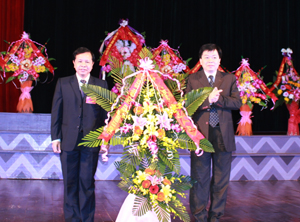 Thay mặt lãnh đạo tỉnh, đồng chí Nguyễn Văn Chương, Phó Chủ tịch UBND tỉnh tặng ngành GD – ĐT lẵng hoa tươi thắm.

