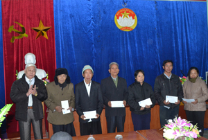 Lãnh đạo Ủy ban MTTQ tỉnh tặng quà cho các hộ nghèo xã Pà Cò nhân dịp tết cổ truyền đồng bào dân tộc Mông. 

